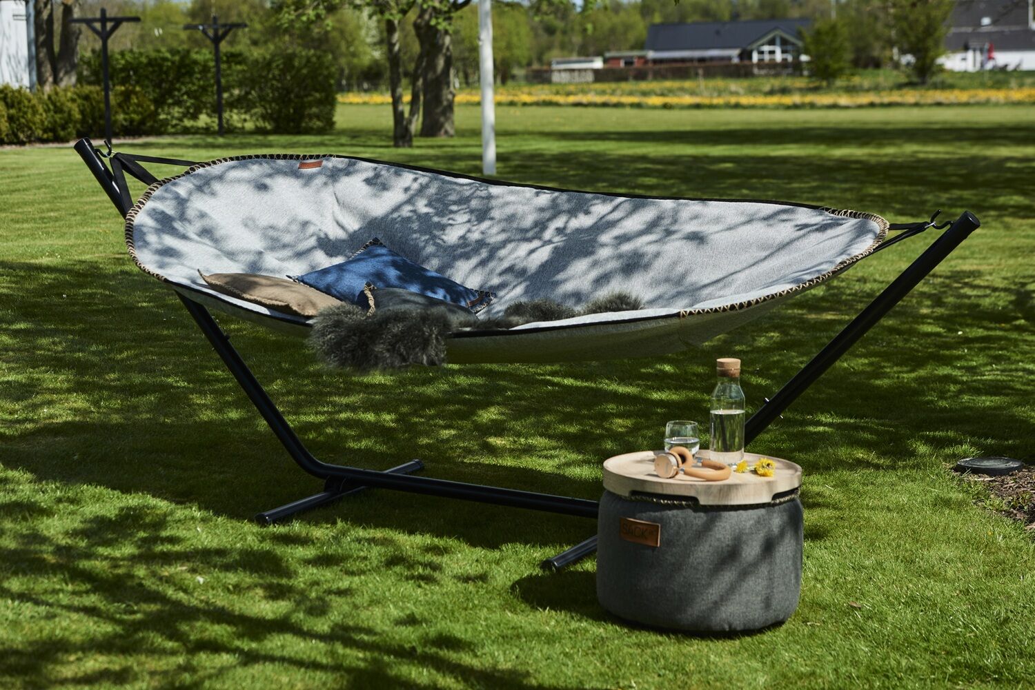 SACK it Cobana Pouf Hocker outdoor neben Hängematte